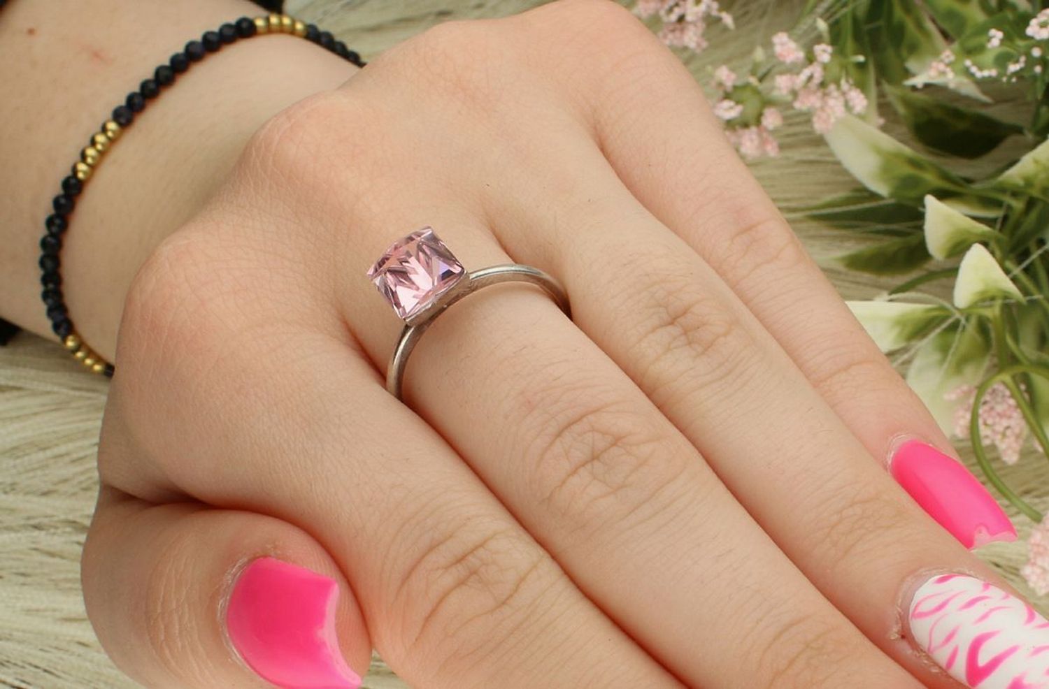 Pierścionek Swarovski Elements P 48418LR z różowym kryształem 8 mm, waga 2,42 g, szerokość szyny 2 mm. Subtelna i romantyczna biżuteria idealna na prezent.1.jpg